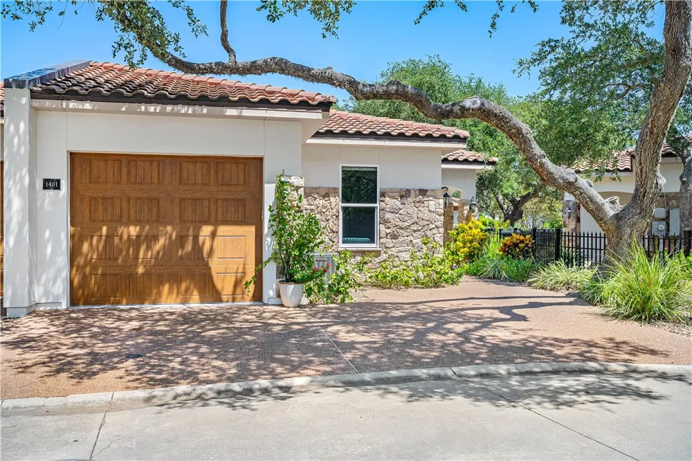 1401 Royal Oaks Fulton, TX 78382