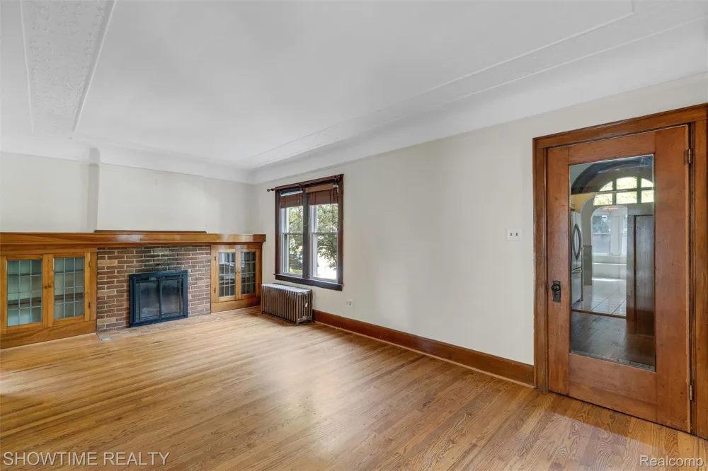 2410 Yale Avenue Royal Oak City, MI 48067