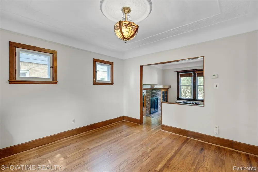 2410 Yale Avenue Royal Oak City, MI 48067