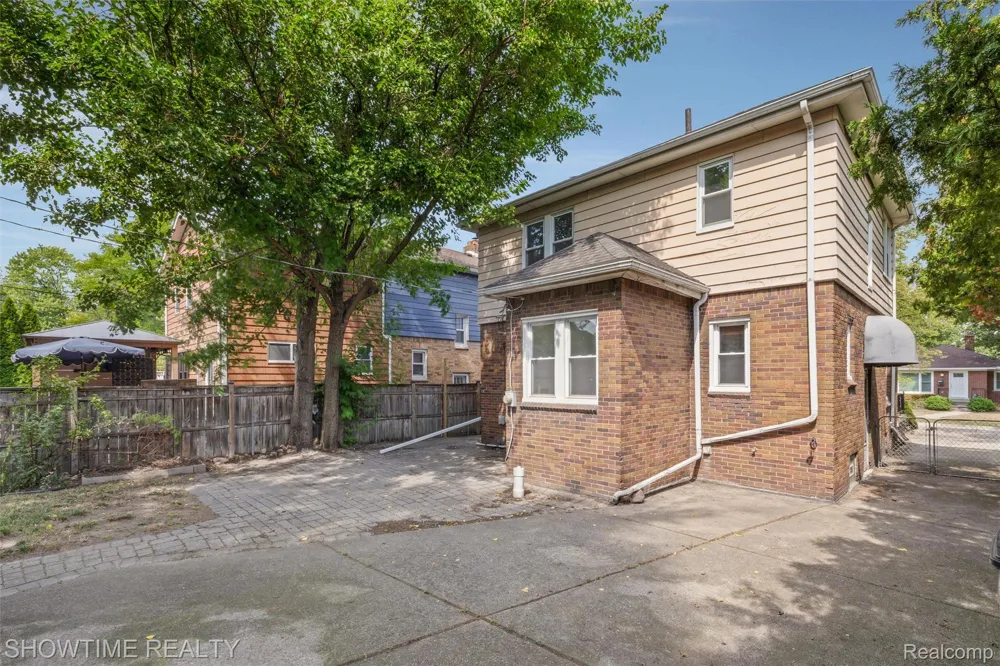 2410 Yale Avenue Royal Oak City, MI 48067
