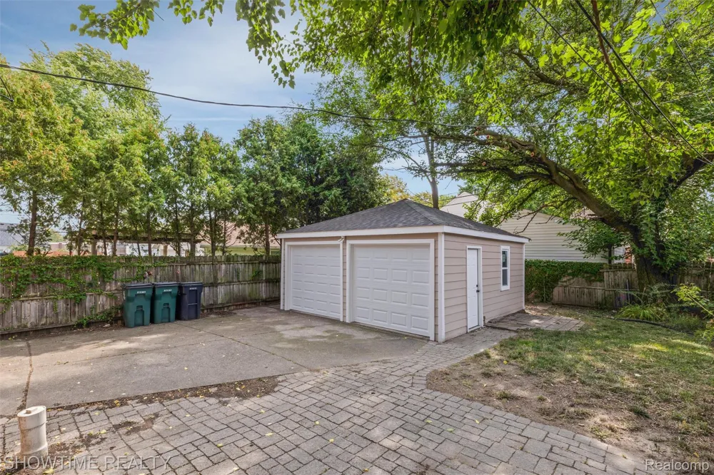 2410 Yale Avenue Royal Oak City, MI 48067