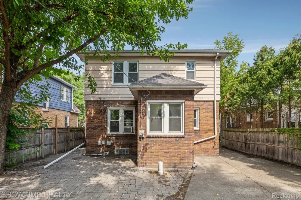 2410 Yale Avenue Royal Oak City, MI 48067