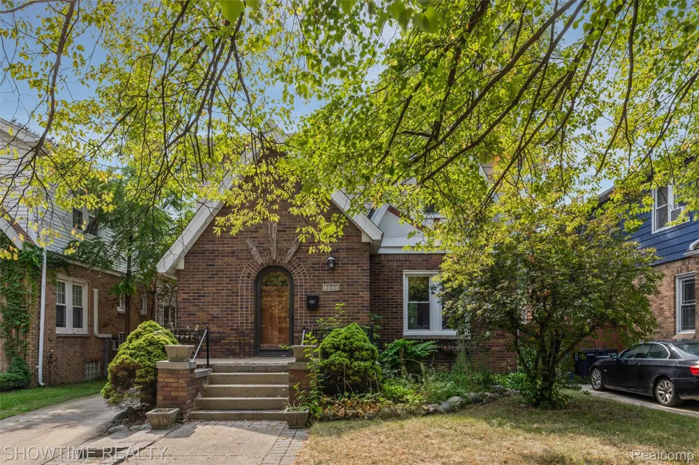 2410 Yale Avenue Royal Oak City, MI 48067