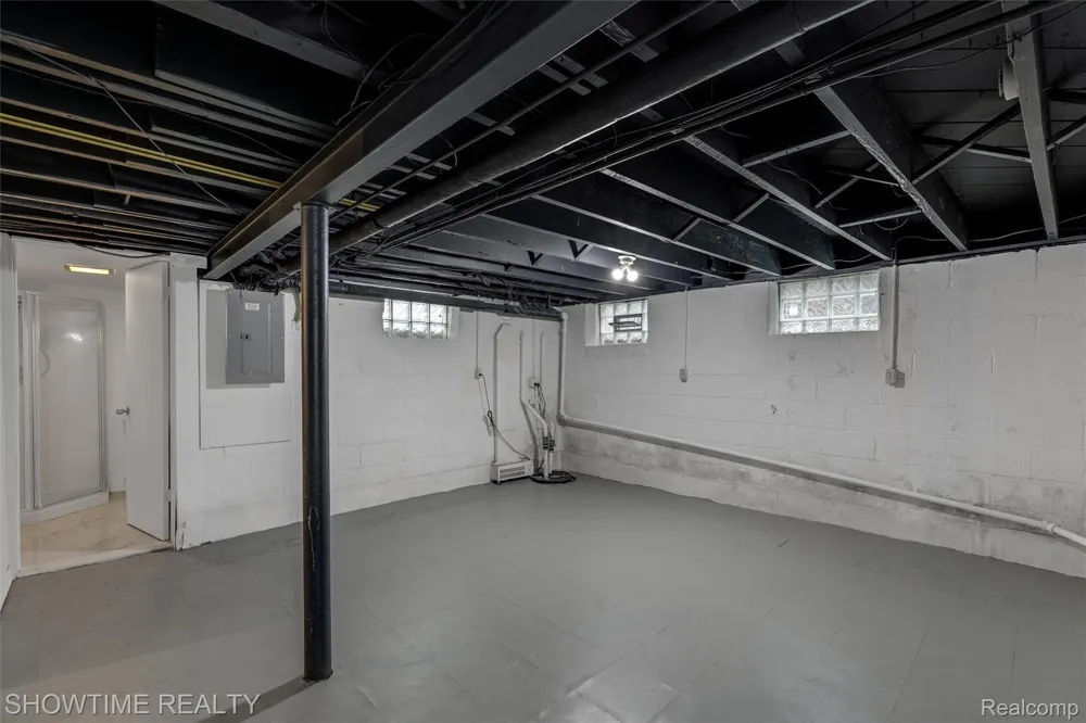 2410 Yale Avenue Royal Oak City, MI 48067