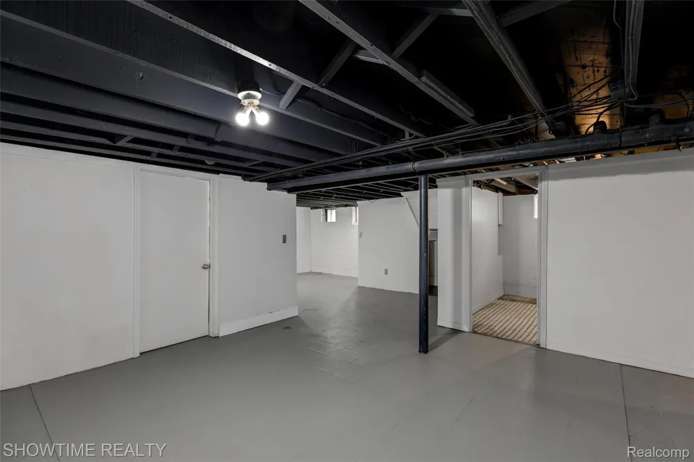 2410 Yale Avenue Royal Oak City, MI 48067