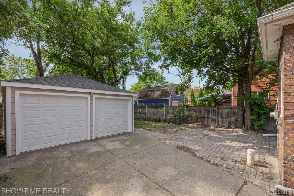 2410 Yale Avenue Royal Oak City, MI 48067