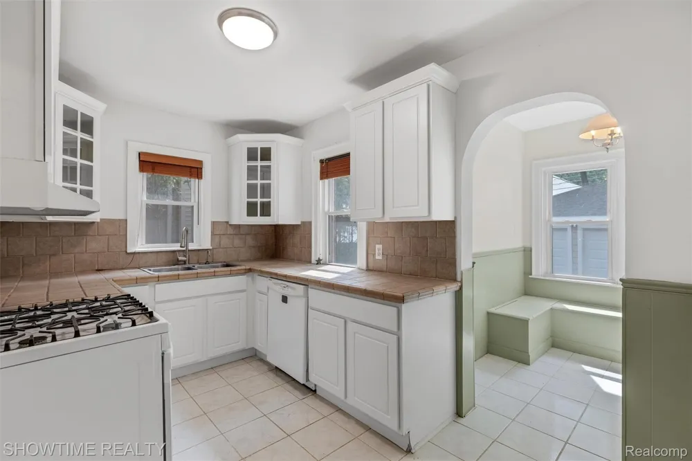 2410 Yale Avenue Royal Oak City, MI 48067