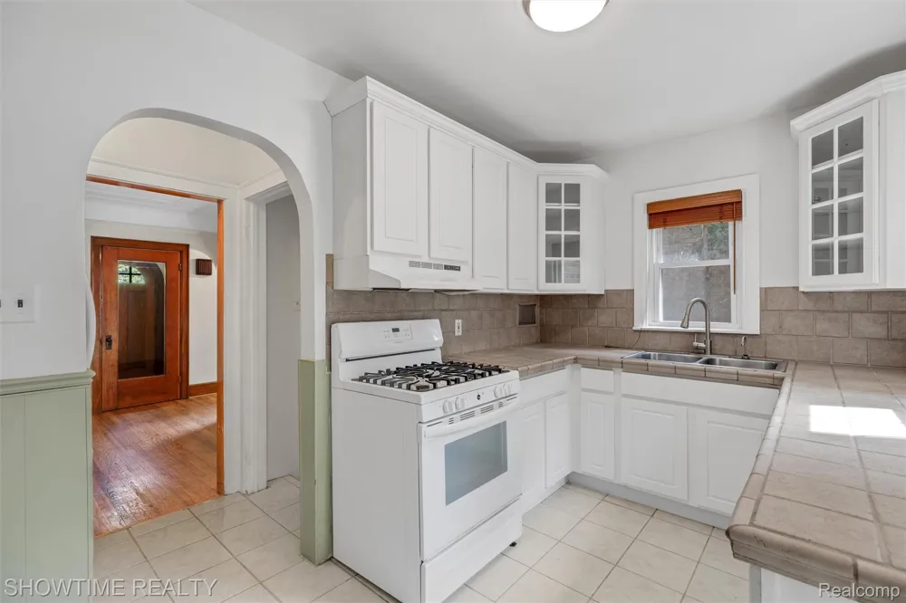 2410 Yale Avenue Royal Oak City, MI 48067