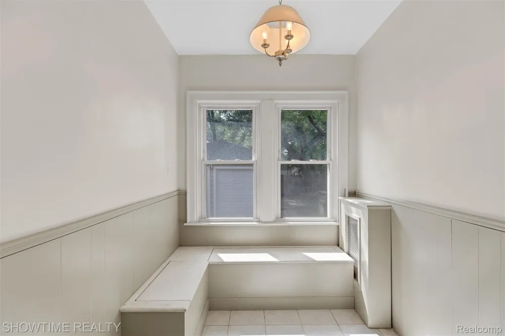 2410 Yale Avenue Royal Oak City, MI 48067