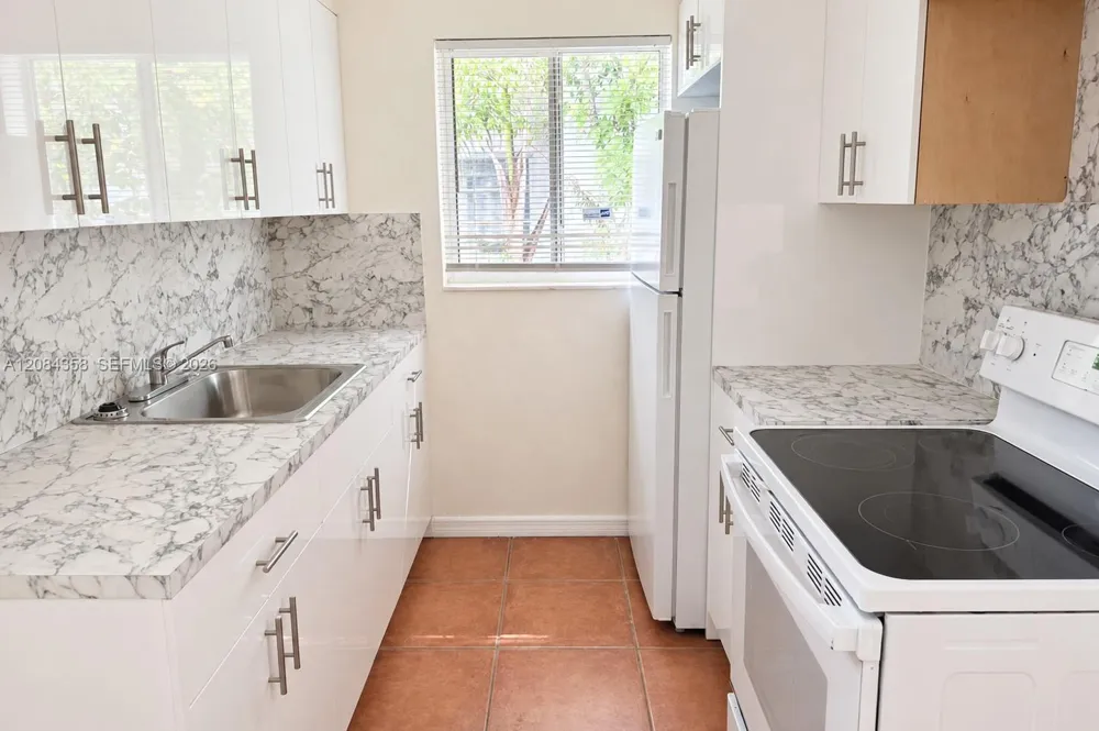 304 SE 9th Ct #8 Hallandale Beach, FL 33009