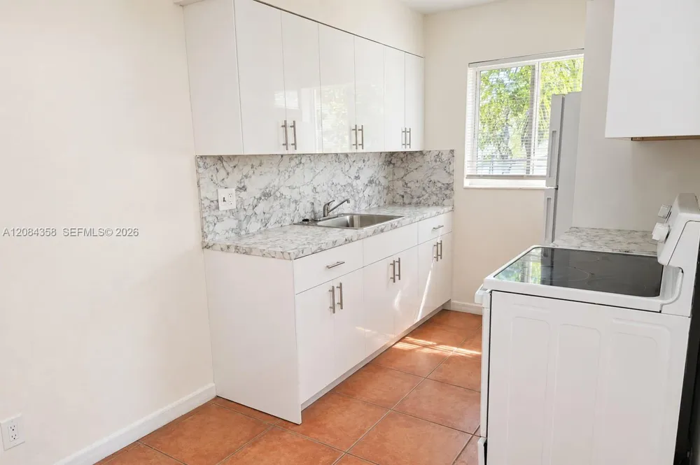304 SE 9th Ct #8 Hallandale Beach, FL 33009