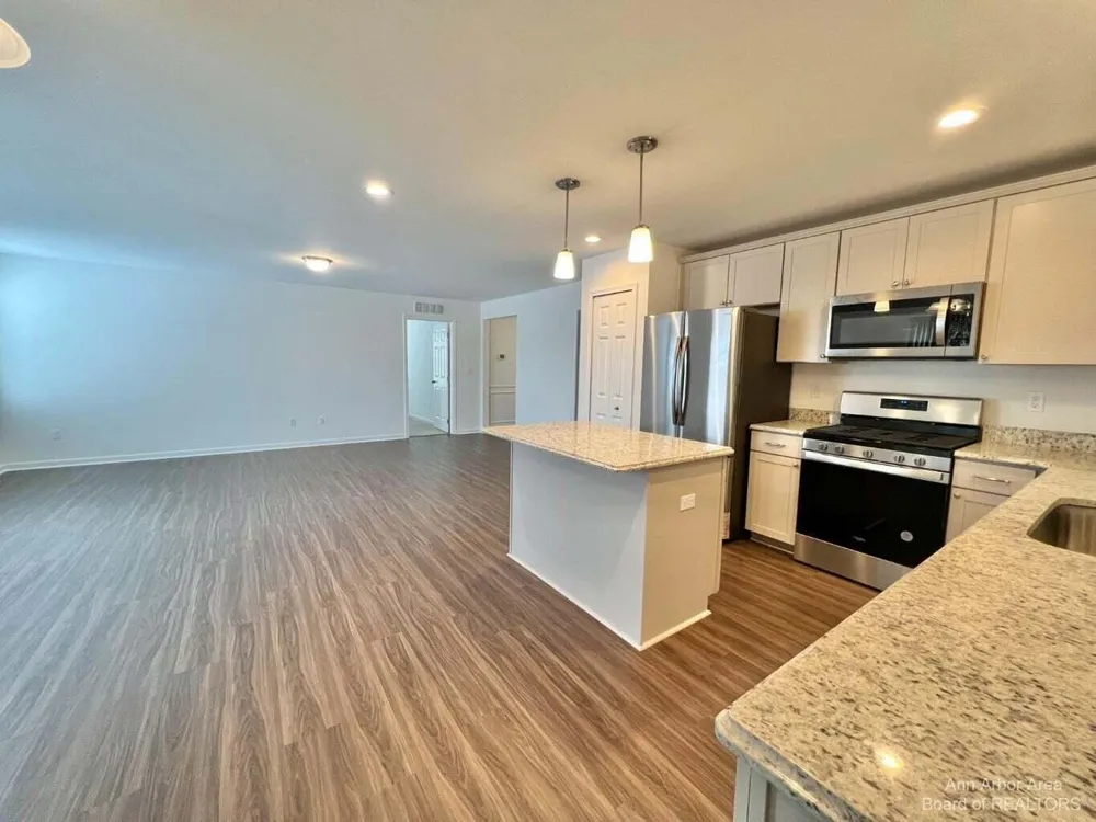 10284 Swan Lake Circle Ypsilanti, MI 48197
