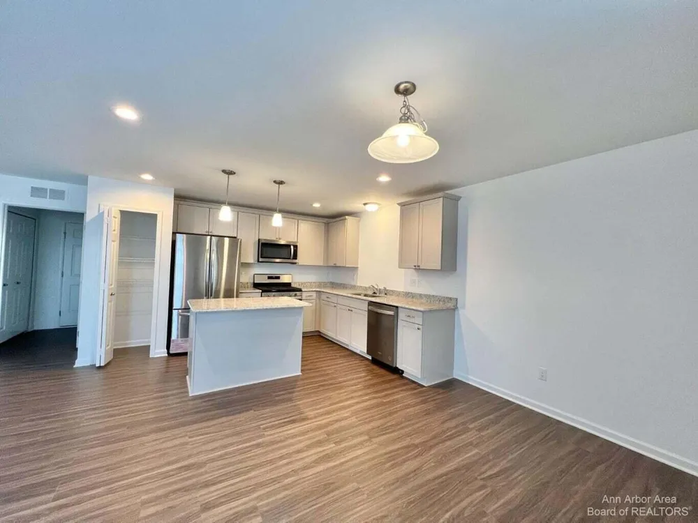 10284 Swan Lake Circle Ypsilanti, MI 48197