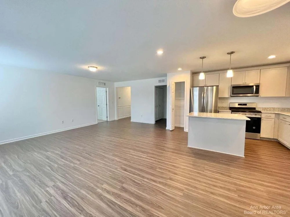 10284 Swan Lake Circle Ypsilanti, MI 48197