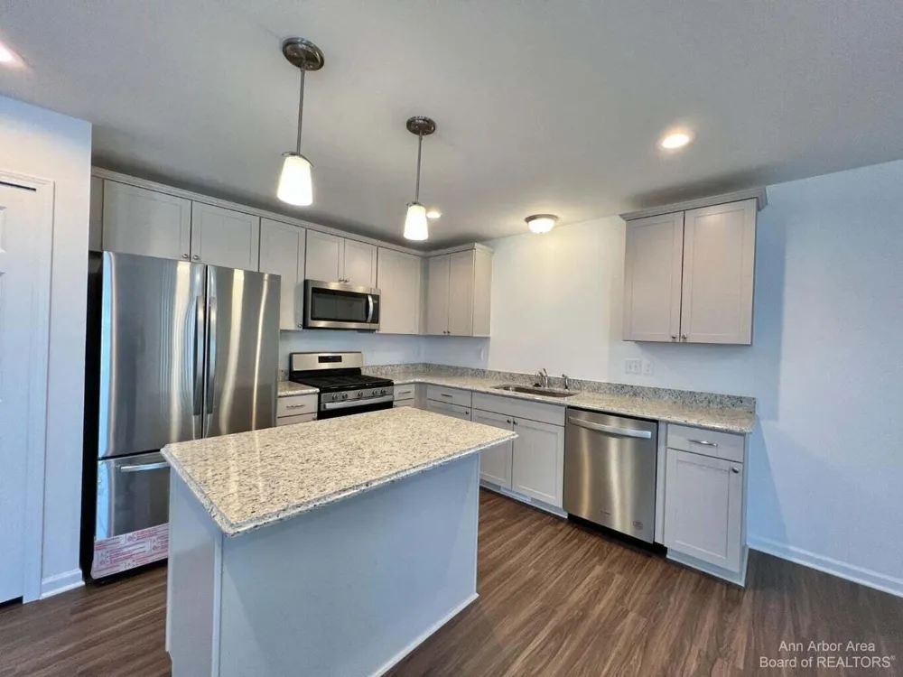 10284 Swan Lake Circle Ypsilanti, MI 48197