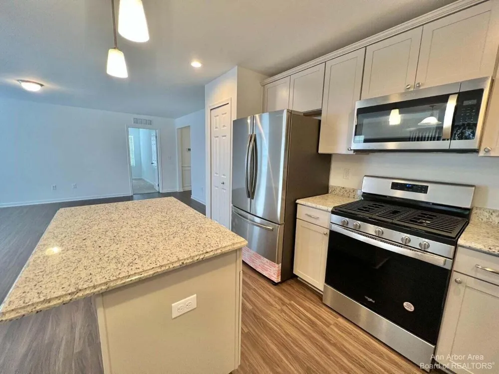 10284 Swan Lake Circle Ypsilanti, MI 48197