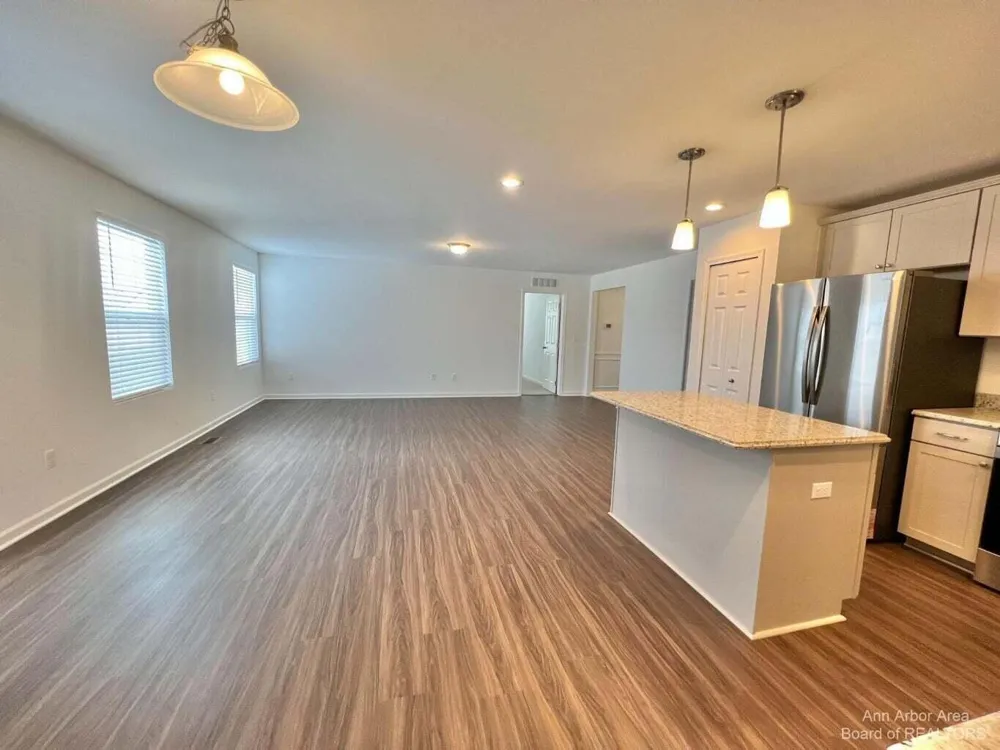 10284 Swan Lake Circle Ypsilanti, MI 48197