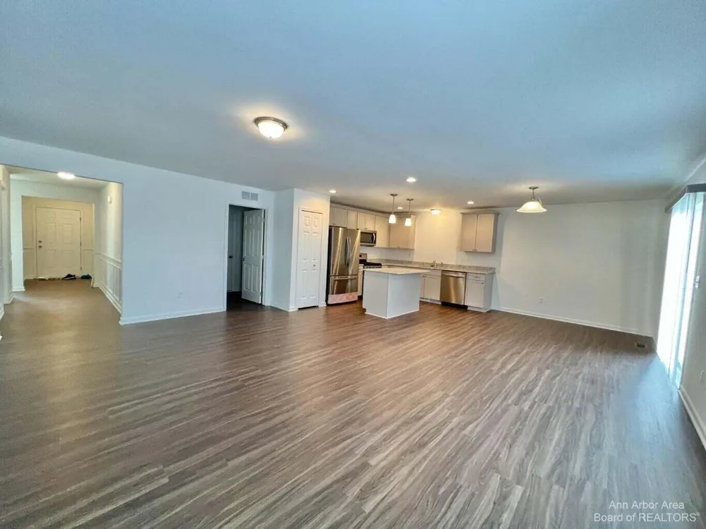 10284 Swan Lake Circle Ypsilanti, MI 48197