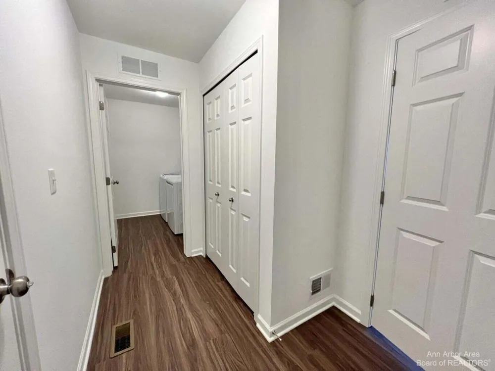 10284 Swan Lake Circle Ypsilanti, MI 48197