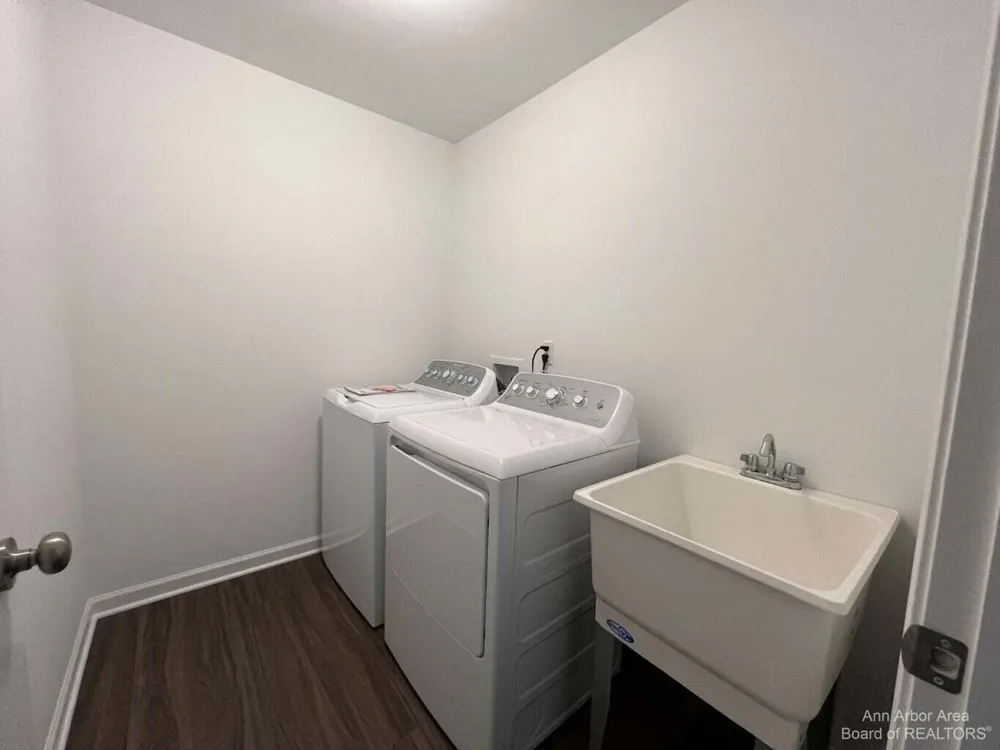 10284 Swan Lake Circle Ypsilanti, MI 48197