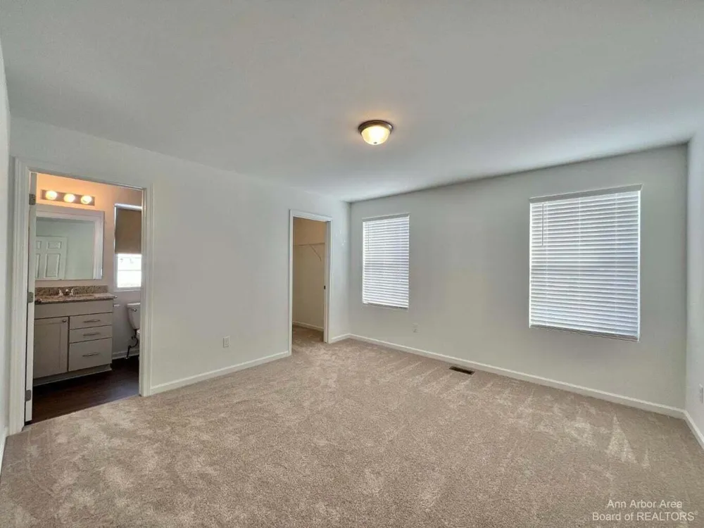 10284 Swan Lake Circle Ypsilanti, MI 48197
