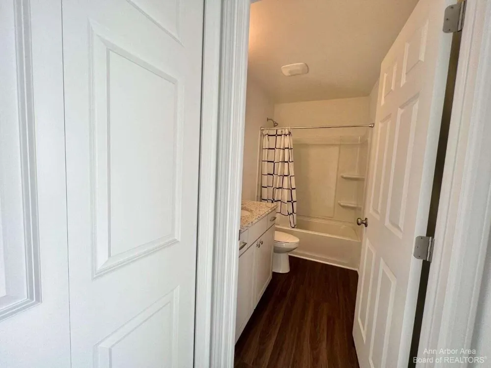 10284 Swan Lake Circle Ypsilanti, MI 48197