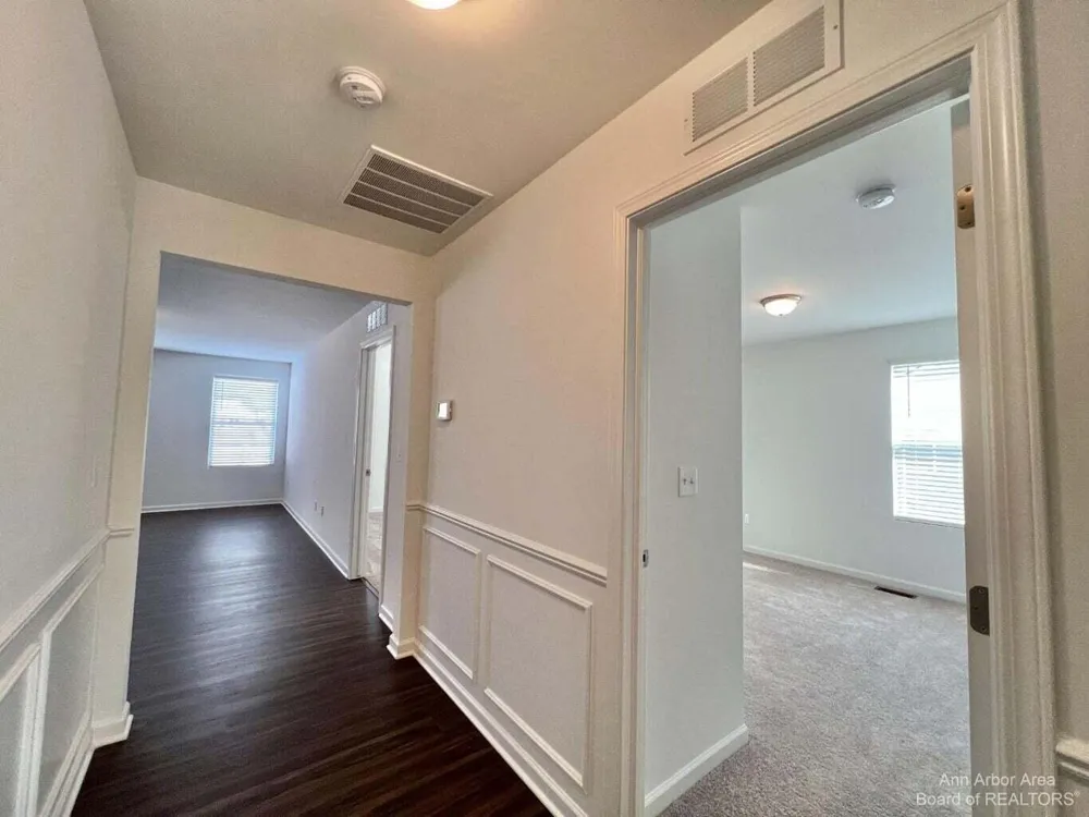 10284 Swan Lake Circle Ypsilanti, MI 48197