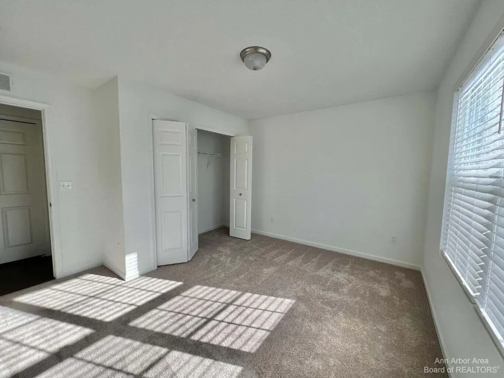10284 Swan Lake Circle Ypsilanti, MI 48197