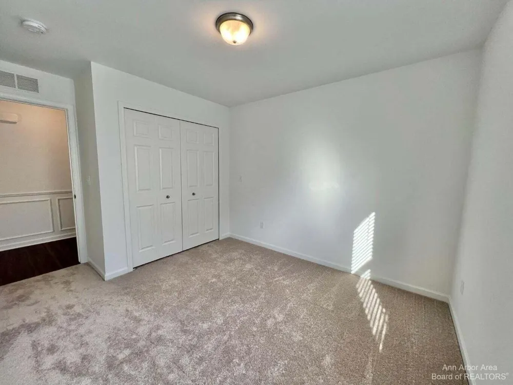 10284 Swan Lake Circle Ypsilanti, MI 48197