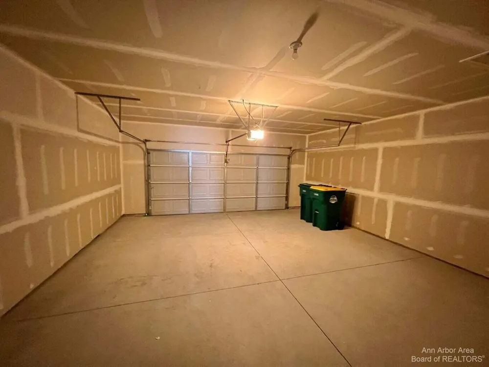 10284 Swan Lake Circle Ypsilanti, MI 48197