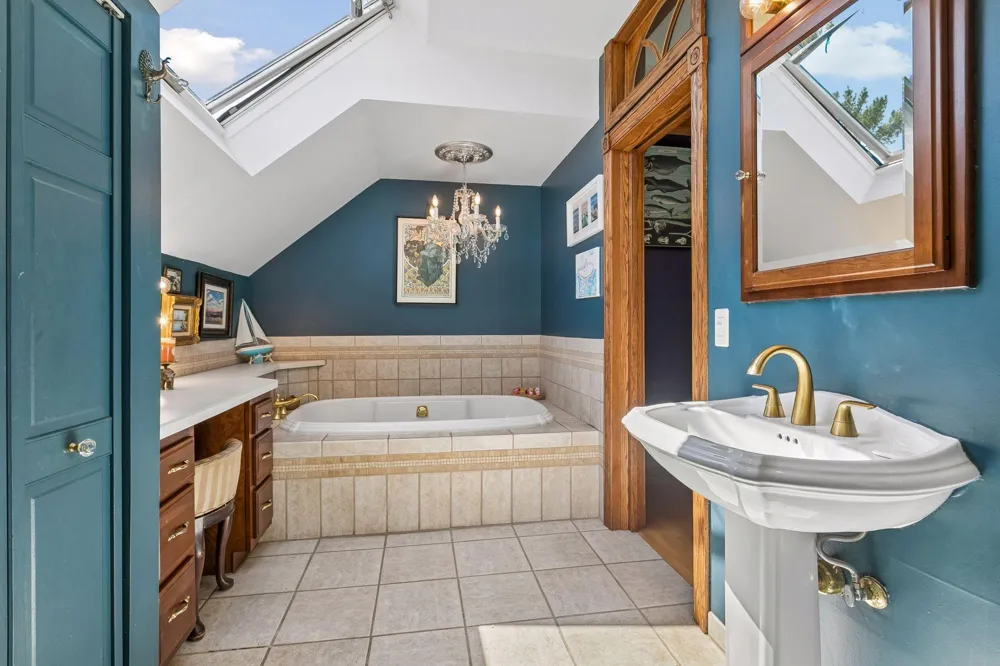 1929 James Avenue S Minneapolis, MN 55403