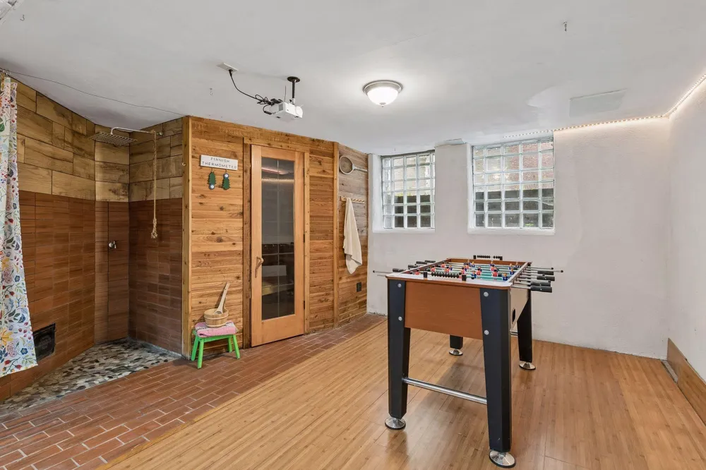 1929 James Avenue S Minneapolis, MN 55403