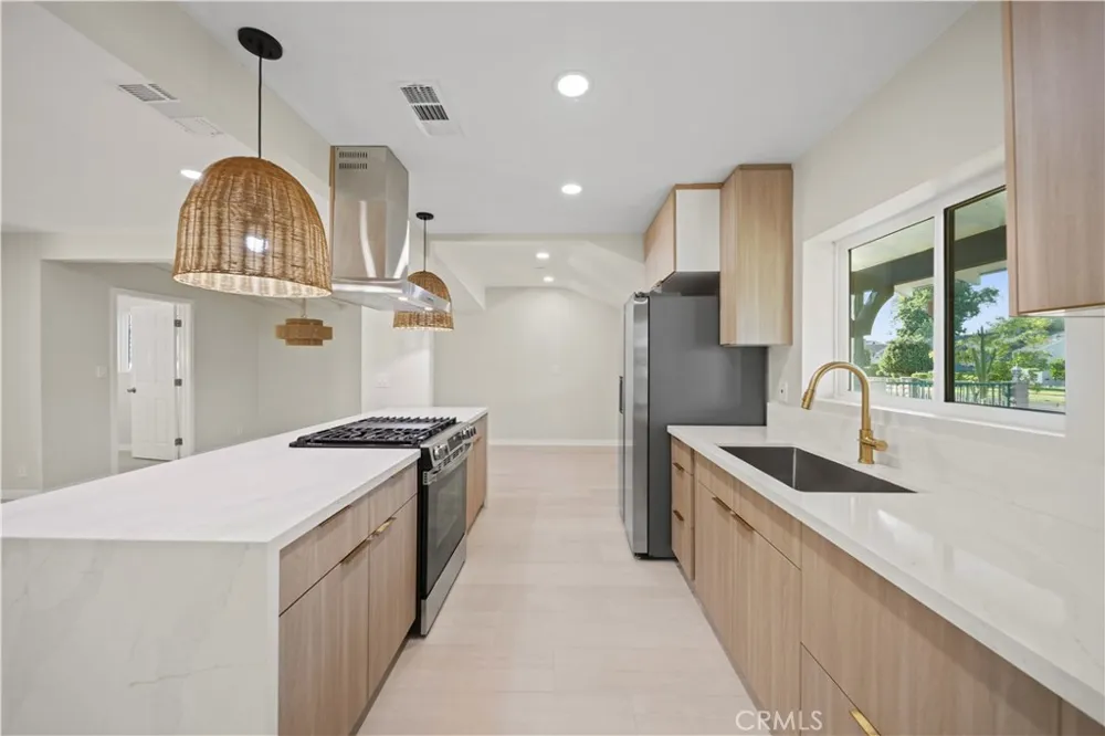 16630 Runnymede Street Van Nuys, CA 91406