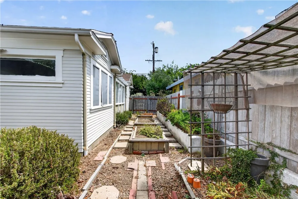 261 Wisconsin Long Beach, CA 90803