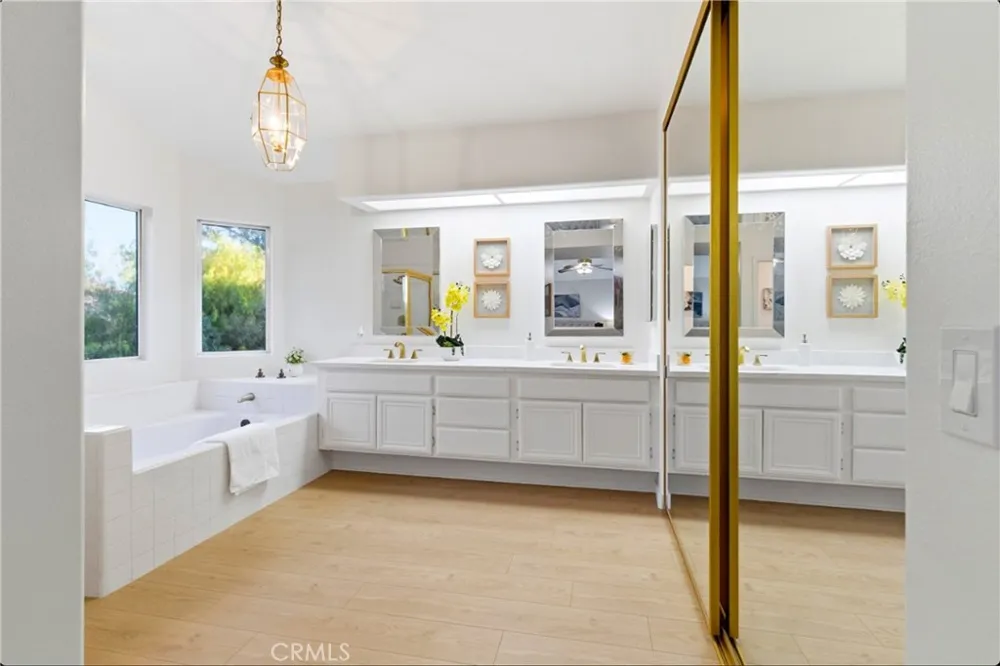 28360 Easton Lane Saugus, CA 91350