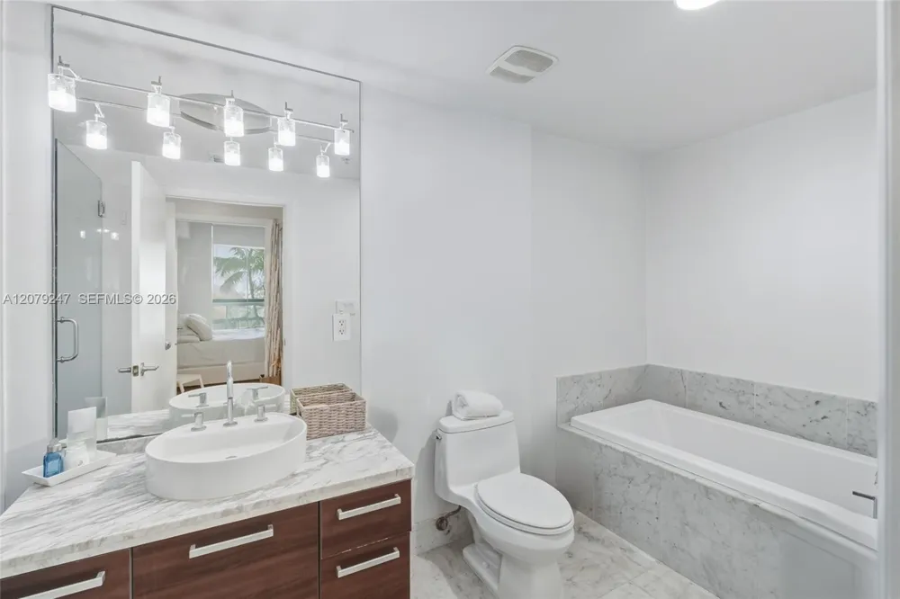 253 NE 2nd St #1007 Miami, FL 33132