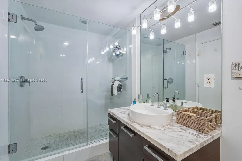 253 NE 2nd St #1007 Miami, FL 33132