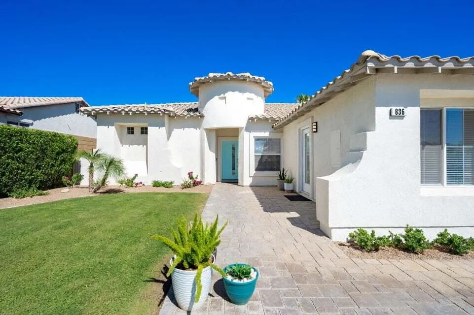 836 Mira Grande Palm Springs, CA 92262