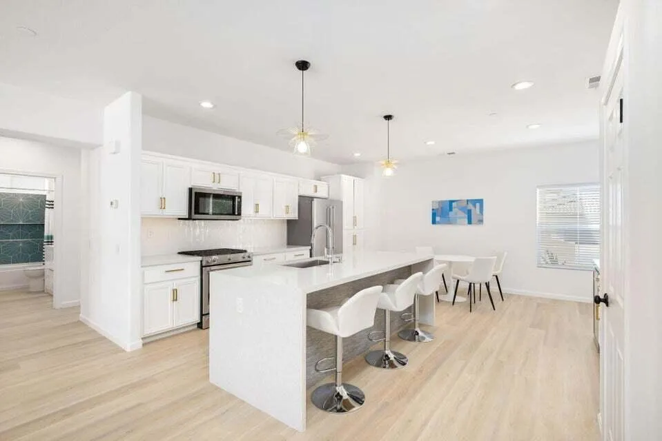 836 Mira Grande Palm Springs, CA 92262