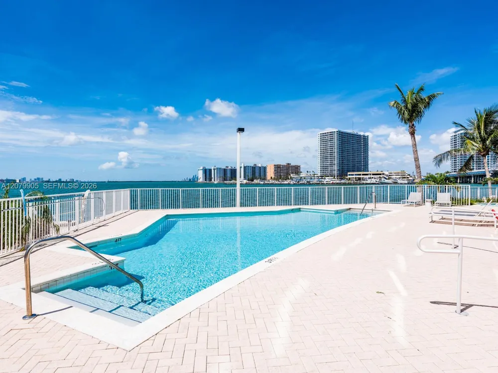 2000 Bay Dr #208 Miami Beach, FL 33141
