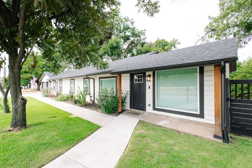 104 S Hawthorne Street Granbury, TX 76048