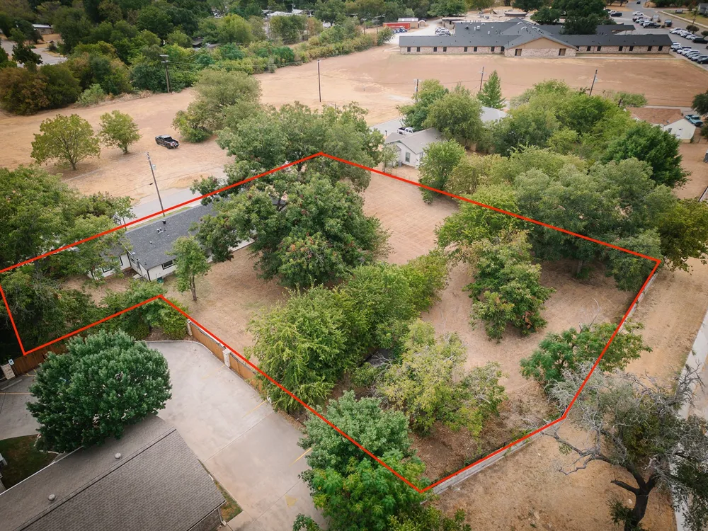 104 S Hawthorne Street Granbury, TX 76048
