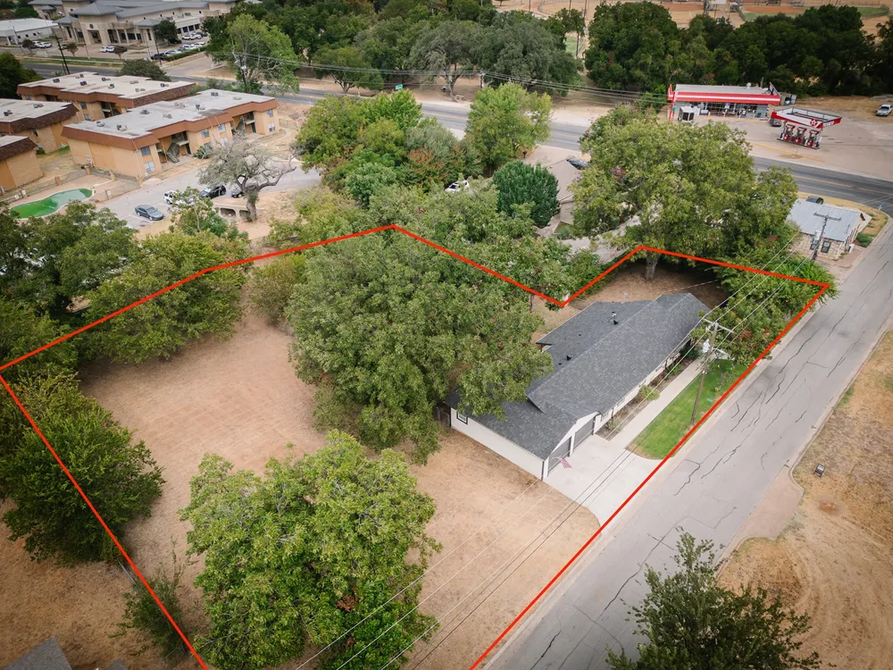 104 S Hawthorne Street Granbury, TX 76048