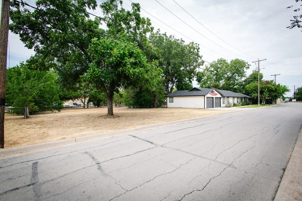 104 S Hawthorne Street Granbury, TX 76048
