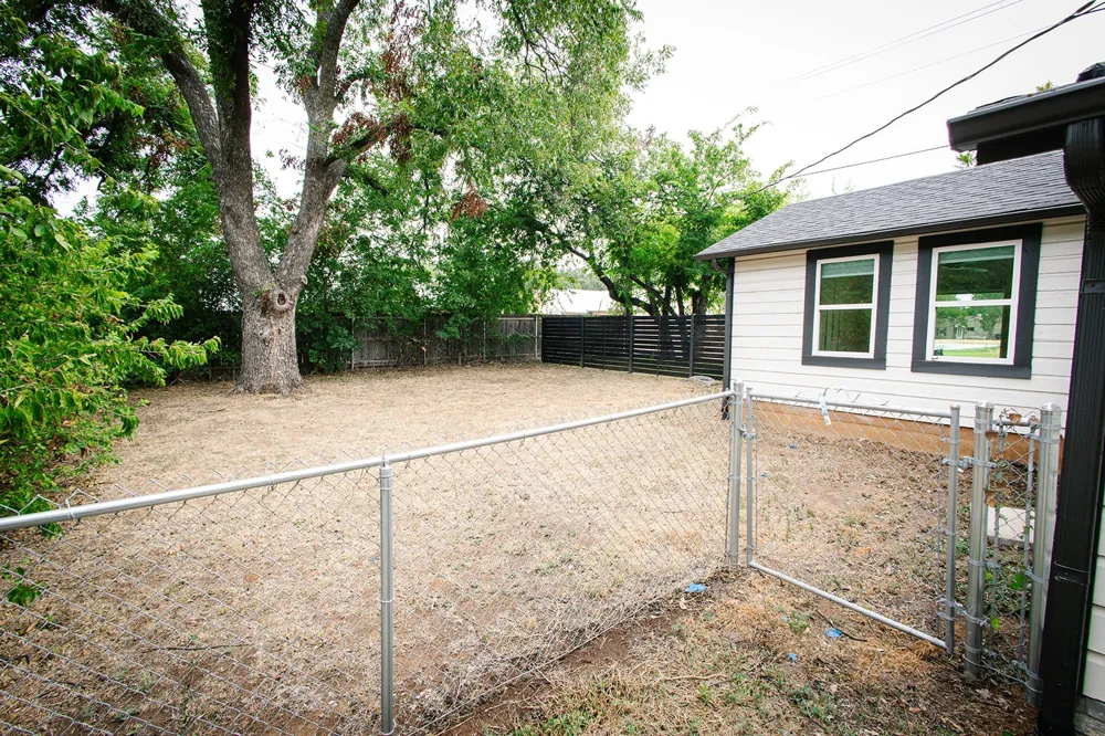 104 S Hawthorne Street Granbury, TX 76048