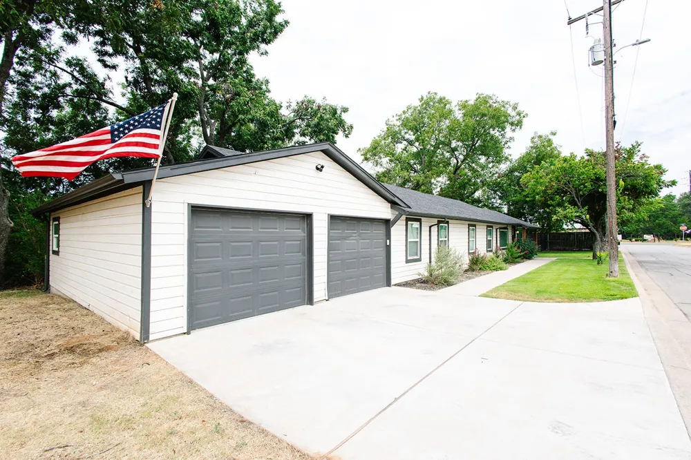 104 S Hawthorne Street Granbury, TX 76048