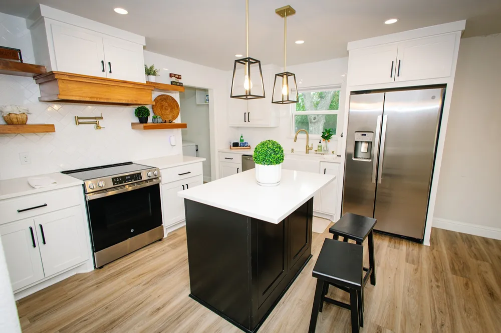 104 S Hawthorne Street Granbury, TX 76048