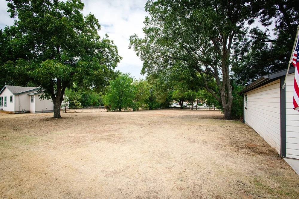 104 S Hawthorne Street Granbury, TX 76048