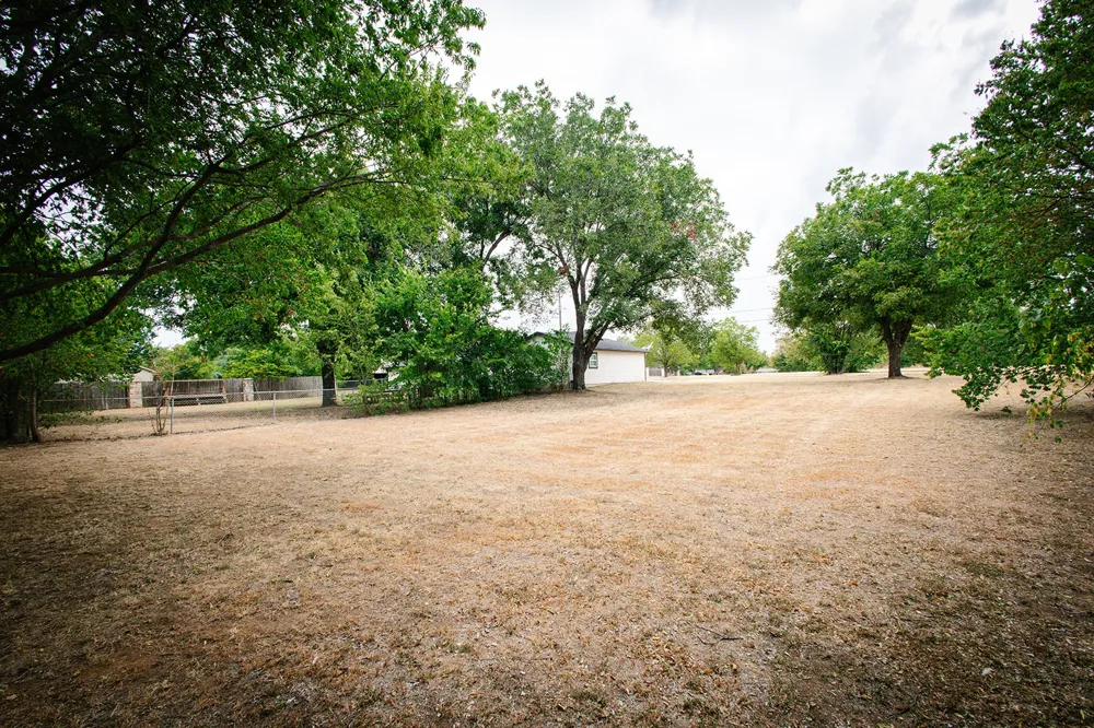 104 S Hawthorne Street Granbury, TX 76048