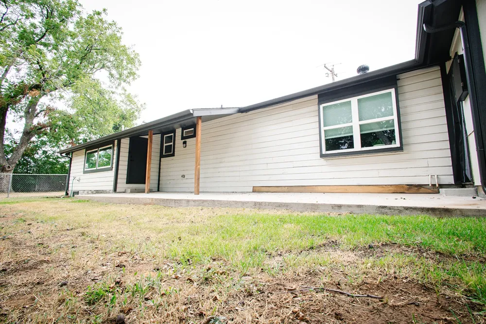 104 S Hawthorne Street Granbury, TX 76048